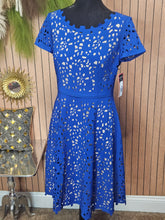 Load image into Gallery viewer, Focus Laser Cut Blue/Nude (2)
